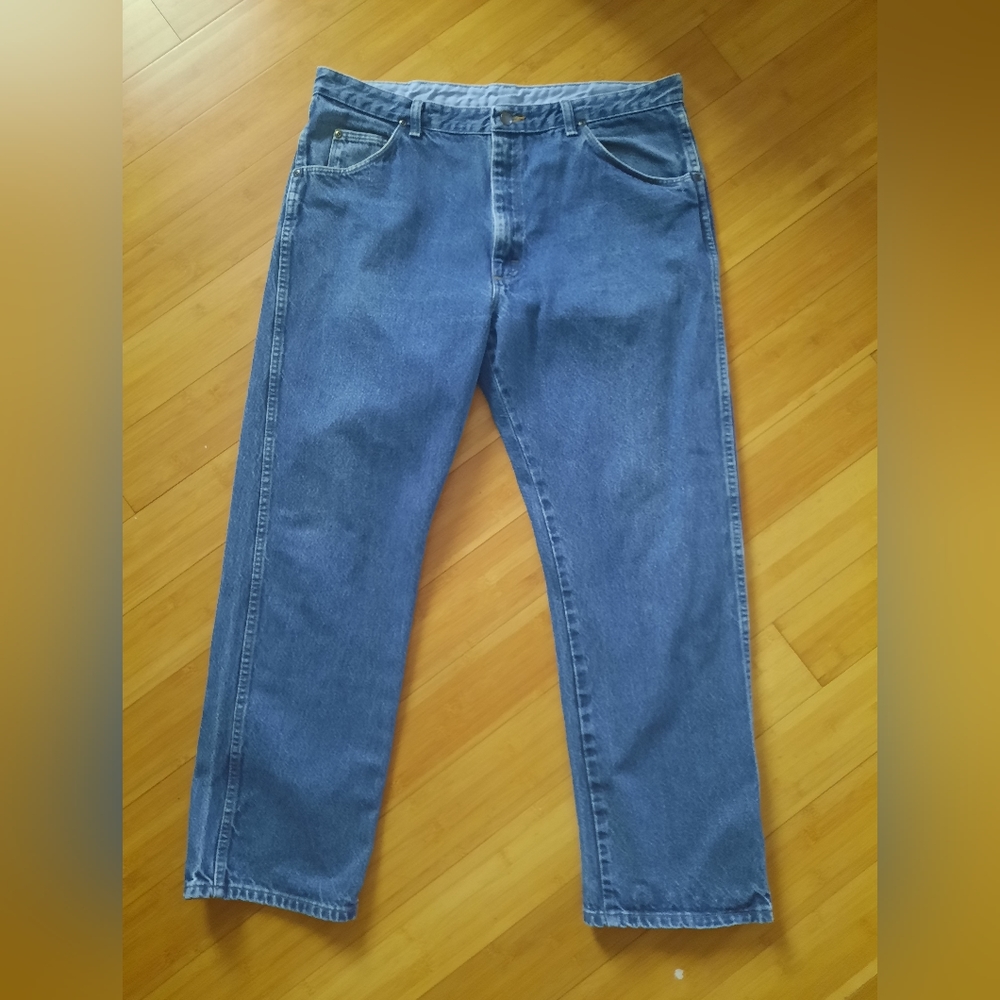 Wrangler Rugged Wear Men Denim Jeans Relaxed Fit Straight Legs Blue Size 38X30.